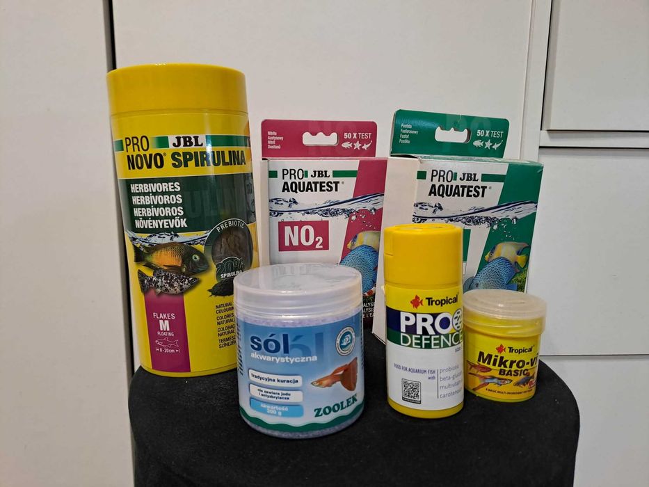 Zestaw preparatów i pokarmów do akwarium