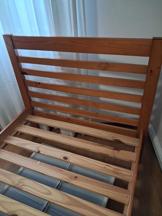 Cama de solteiro madeira maciça otimo estado.