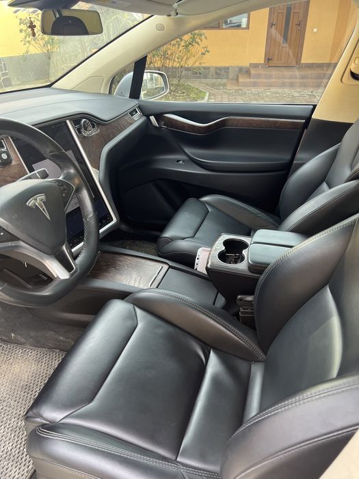 Tesla Model X 75D 2018 року