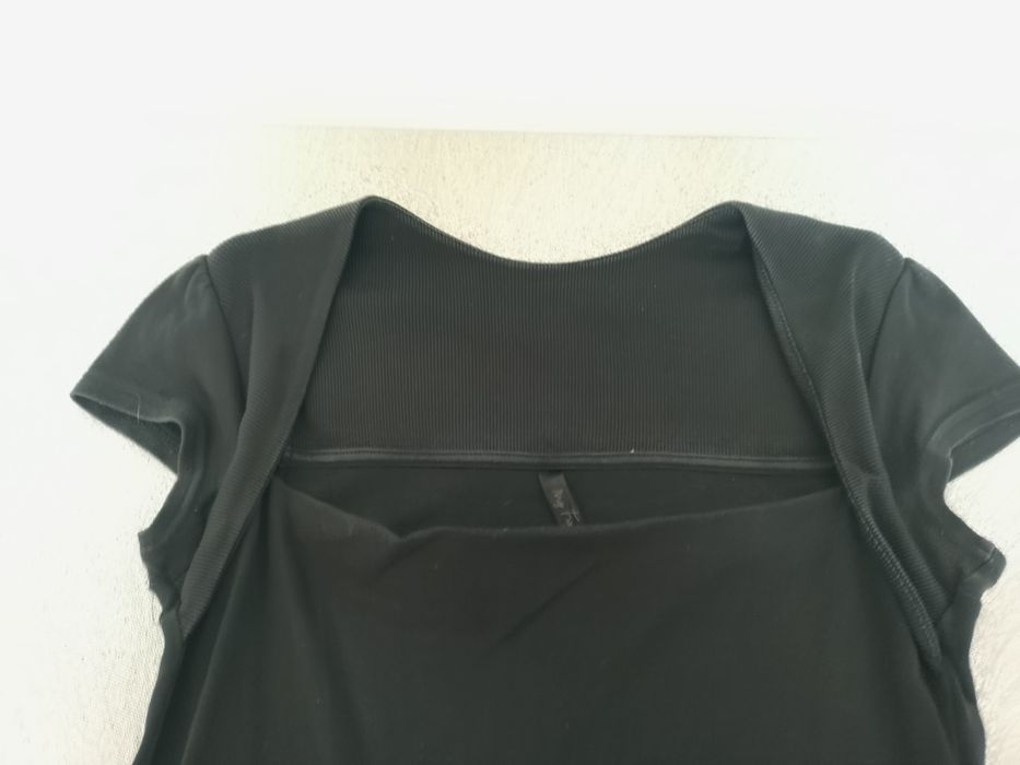 Czarna bluzka ciekawy dekolt