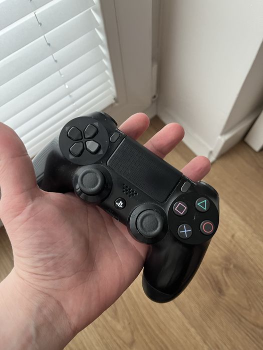 PS4 Pro + 2 Pady + 2 Gry