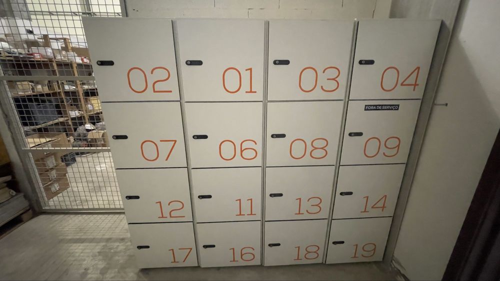 Cacifos em MDF lacados a branco com fechadura