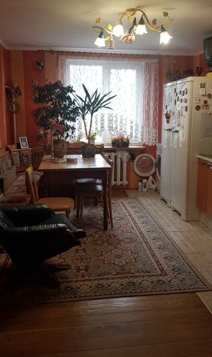 Частина будинку в Луків