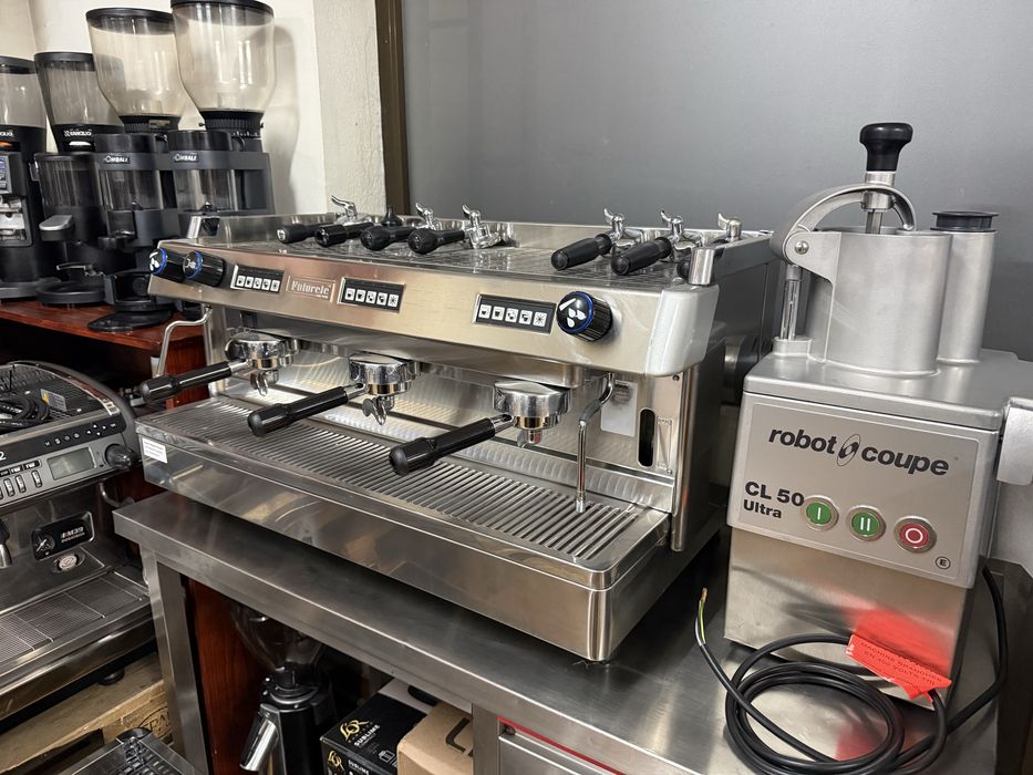 Maquina de cafe futurete  3 grupos Muito Nova