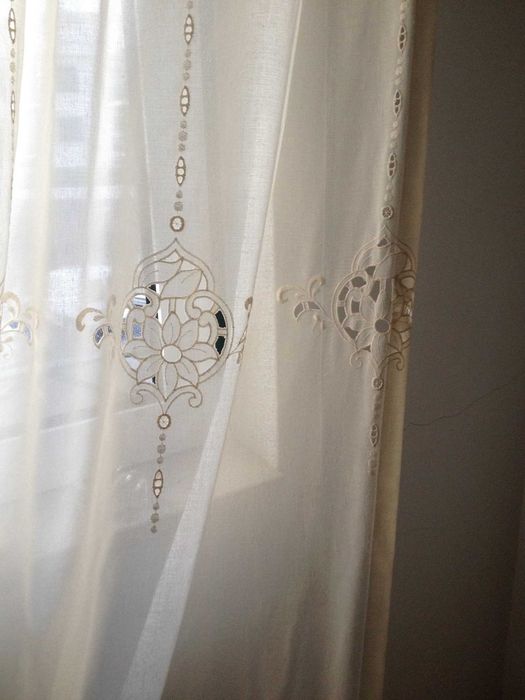 Cortinados cremes bordados
