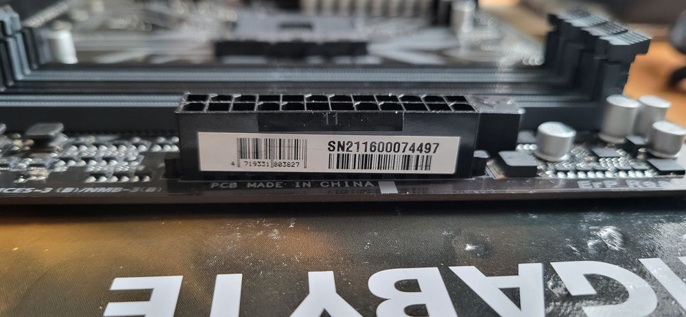 Материнська плата Gigabyte B450M DS3H у коробці