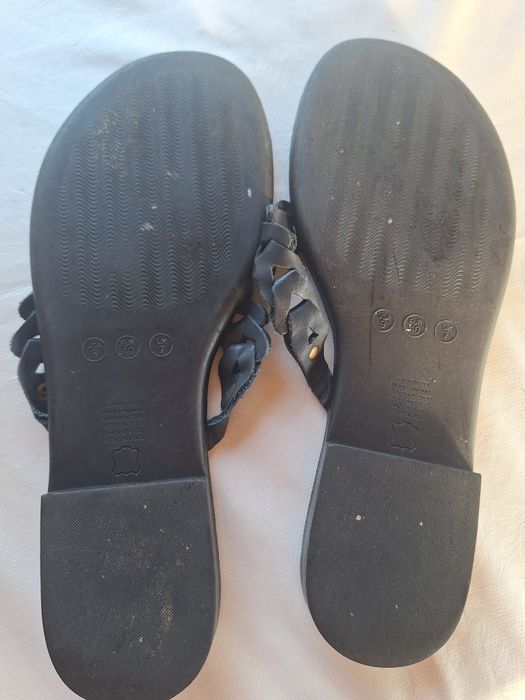 Skórzane, plecione japonki