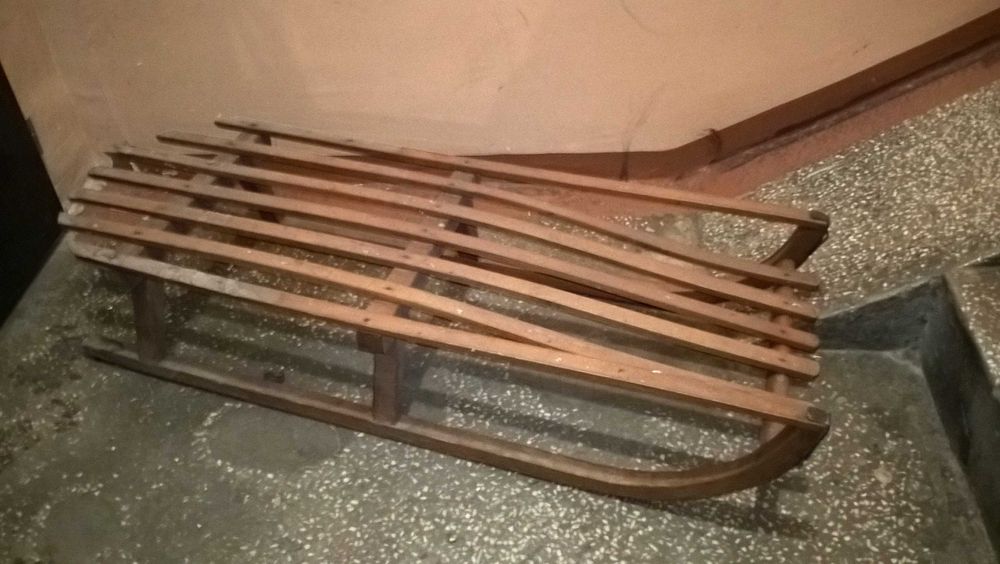 Stare drewniane sanki z okresu PRL-u do wystroju lub ogrodu