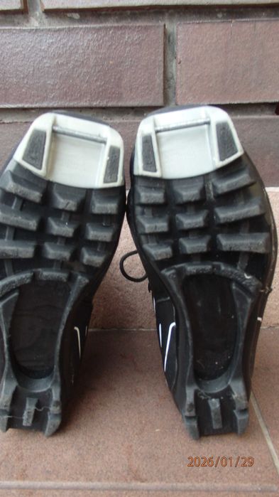 Buty sportowe marki Classic rozmiar 37.