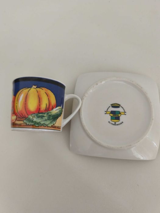 Chávena de café com pires quadrado