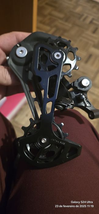 Desviador traseiro Shimano Deore de 11 velocida-
des, gaiola longa SGS