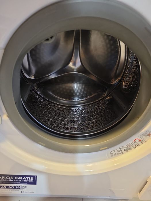 Máquina de lavar roupa de encastre Electrolux PerfectCare 700 — modelo EW7F3846OF.