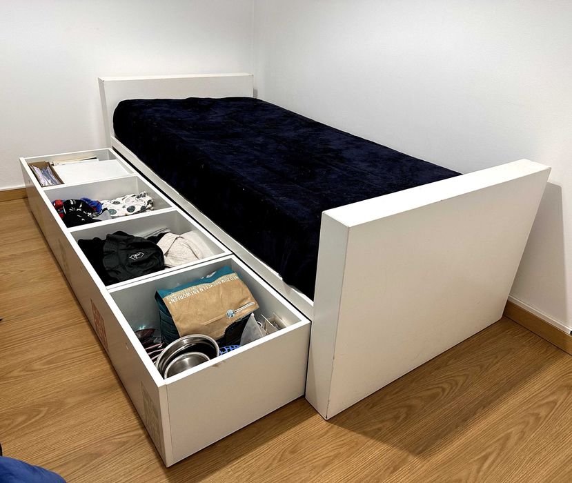 Cama individual branca com arrumação