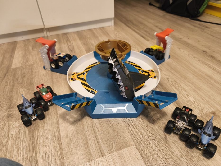 Hot wheels tor wyrzutnia  arena rekina monster trucks
