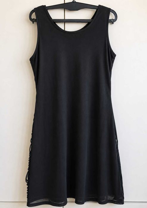 Vestido Preto com Aplicações Entrançadas 3D