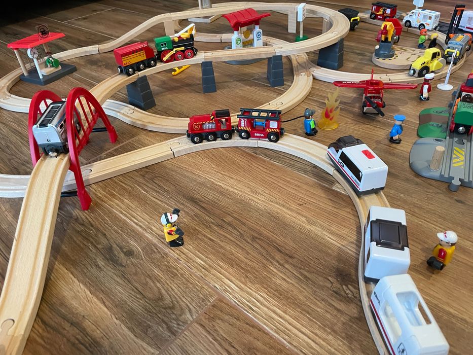 Linhas de comboio brio com muitos extras