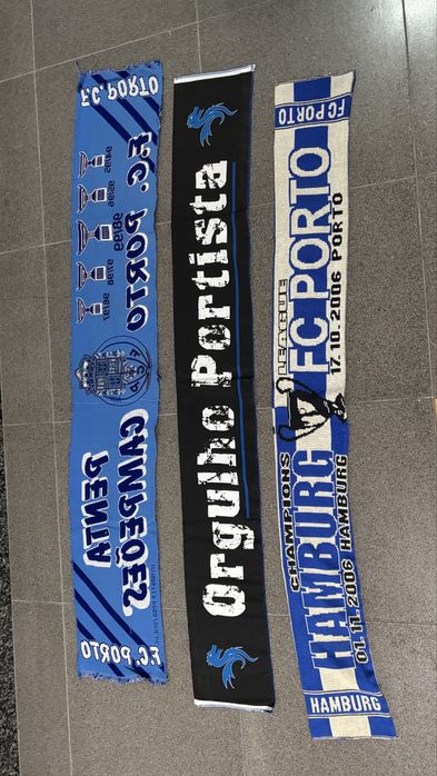 Três cachecois do Futebol Clube do Porto