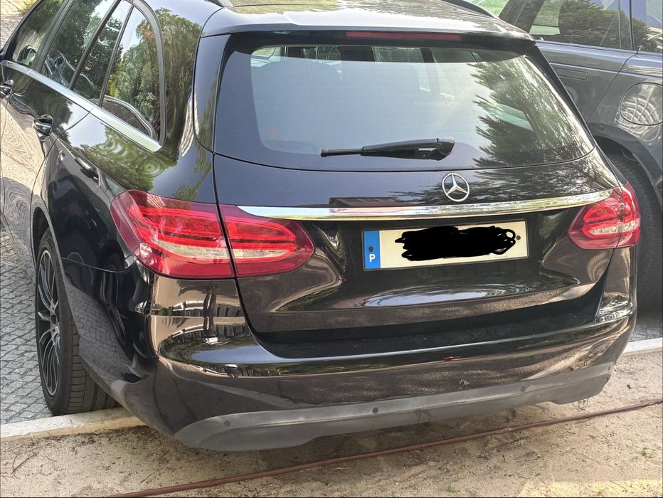 Mercedes-Benz Classe C, cor preta, com motor 220d (2.1 diesel, 2143cc, 170cv)
