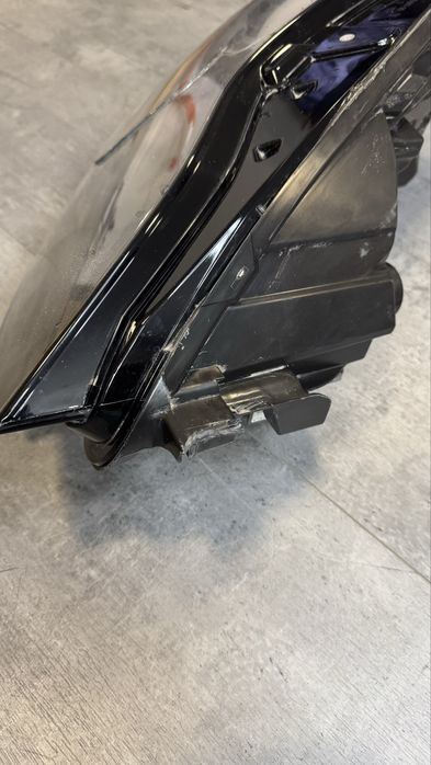 Фара Tesla Model 3 права оригінал Hella, з розбитим склом матрична
