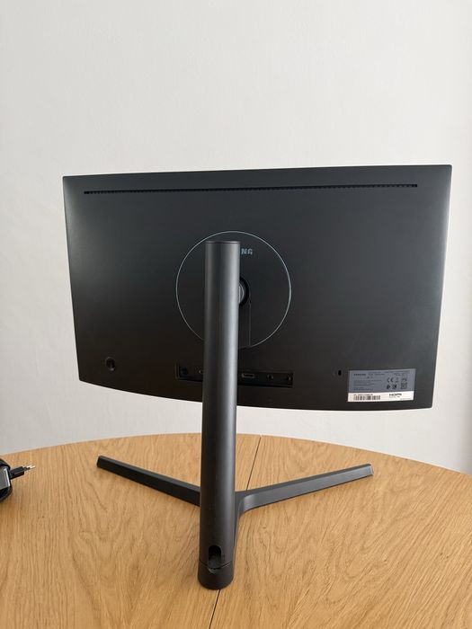 Monitor Samsung - Modelo: LC24FG73FQUXEN