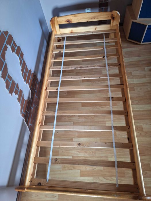Łóżko drewniane ze stelażem