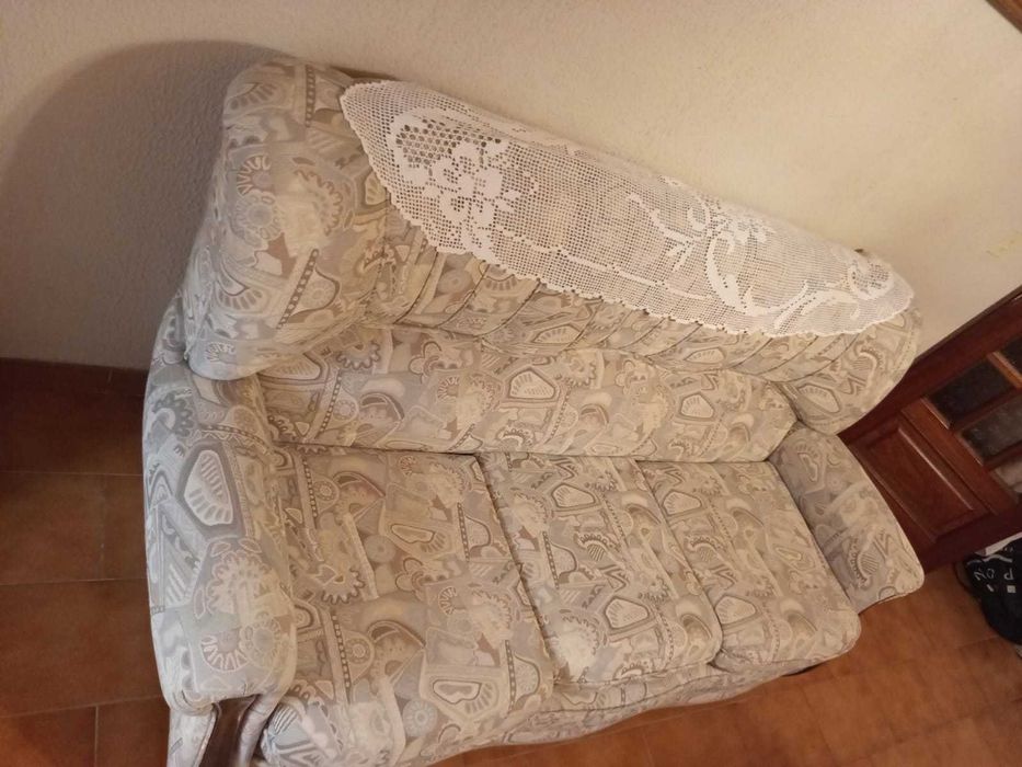 Sofá, Estante, Mesa e Cadeiras à venda - Em ótimo estado