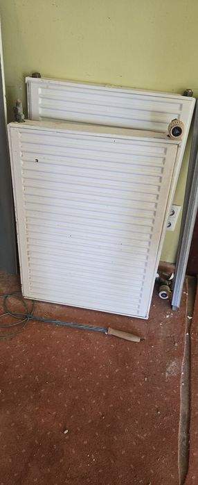 Grzejnik, kaloryfer stalowy z termostatem 90/60/5 cm oraz 80/60/9 cm.