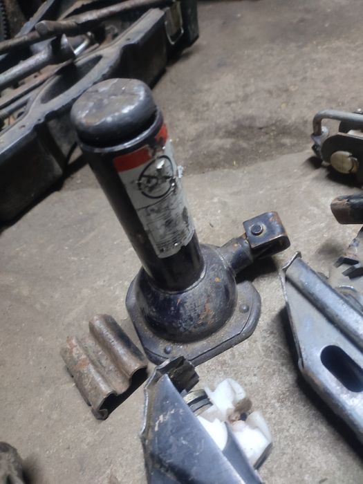 Домкрат для автомобіля