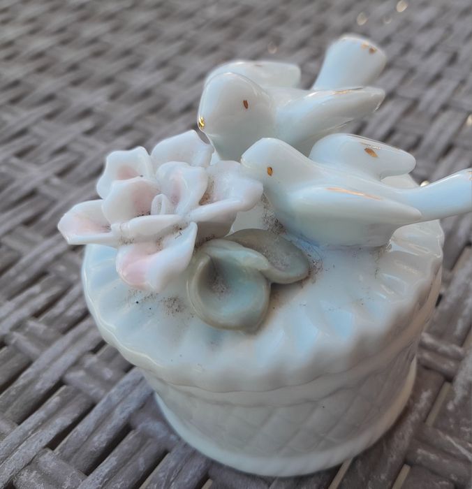 Small antique porcelain box443898207426334723