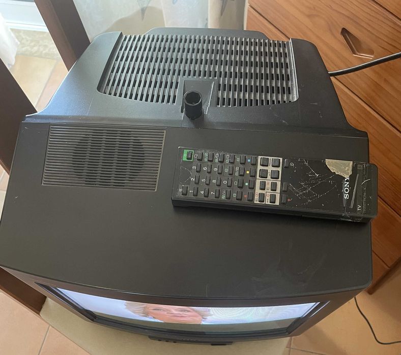 Televisor Sony Triniton, modelo KV-M1420E a cores