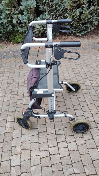 Balkonik, chodzik, rollator.
