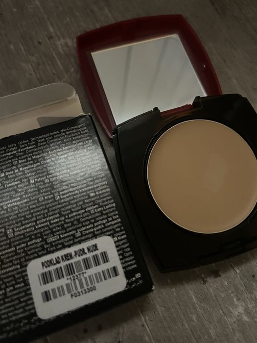 Kremowo pudrowy podkład nude Avon