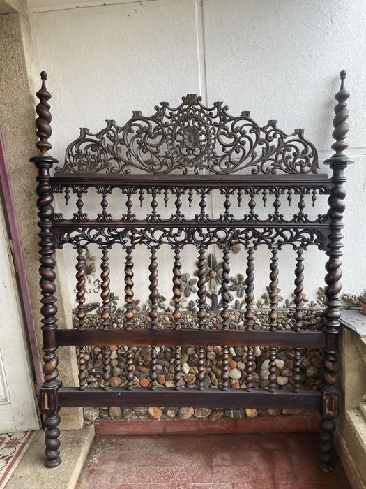 Cama de madeira de casal