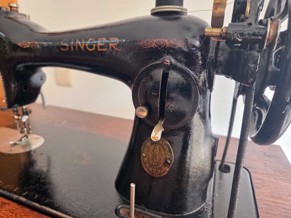 Máquina Costura Singer com Móvel