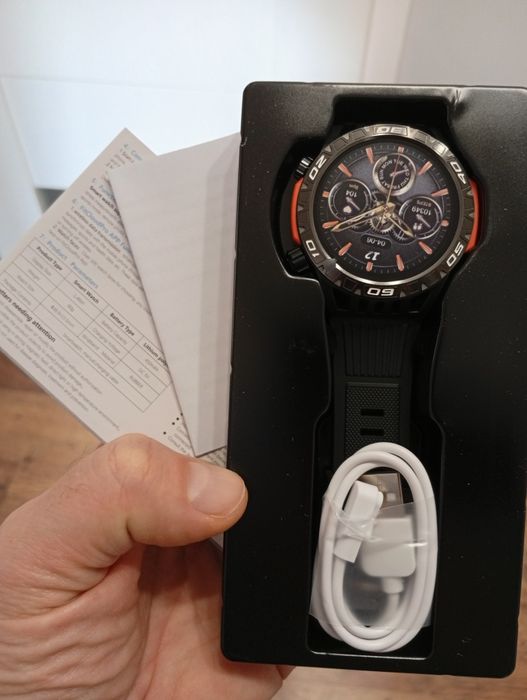 Rewelacyjny, nowy, duży smartwatch z SOS i latarką!