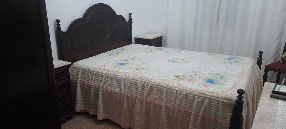 Mobilia de quarto completo castanho escuro e mármore