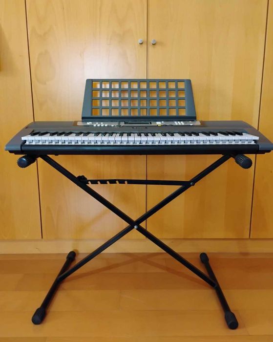 Orgão - Piano Yamaha EZ200