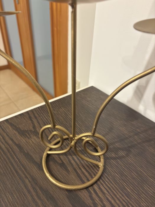 Castiçal dourado triplo em metal – decoração elegante