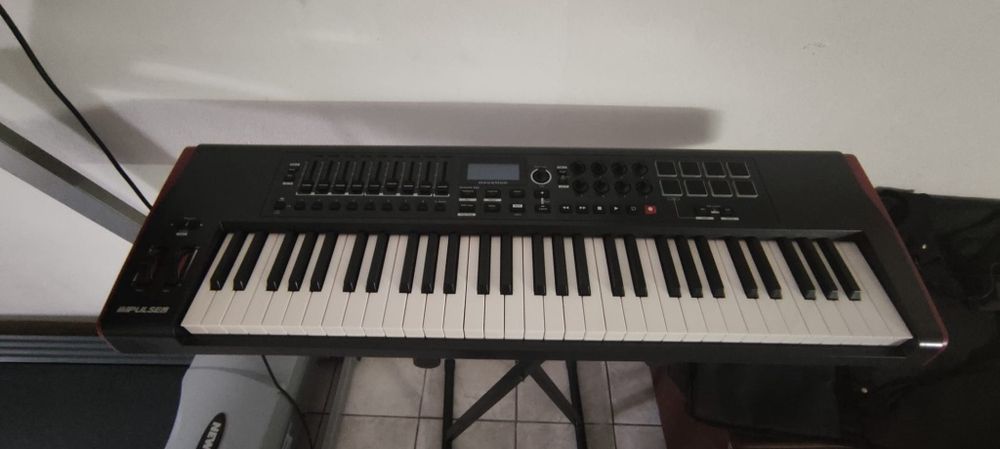 Novation Impulse 61 + pedal, suporte e bolsa