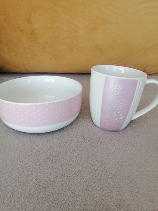 Misa i kubek w klimacie pudrowego różu