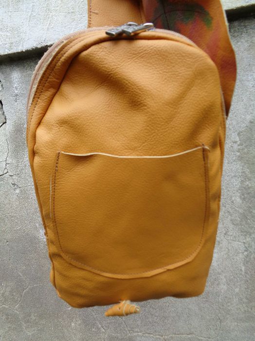 Artystyczny skórzany plecak z liściem.  Handmade