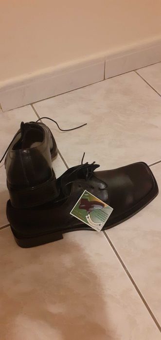 Sprzedam męskie skórzane buty w kolorze czarnym i w rozmiarze 43