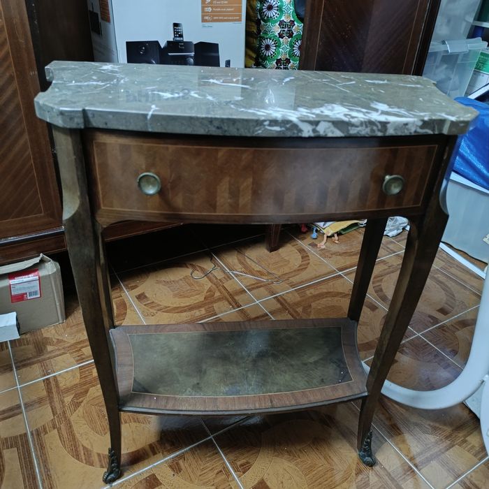 Mesinha antiga e livreiro em cerejeira