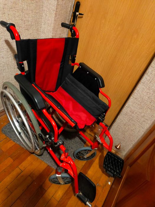 Інвалідна коляска надійна, міцна, червоночорного кольору