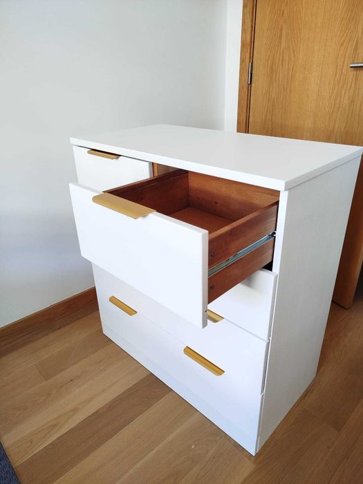 Comoda branca em madeira maciça