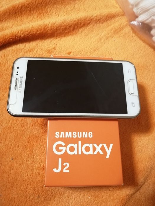 Samsung Galaxy J2, диагональ 4,7", 1ГБ/8ГБ, Super AMOLED, 2 SIM