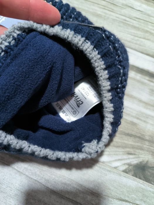 Нова шапка для дівчинки шапочка