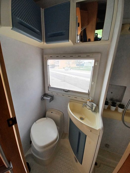Autocaravana Familiar Chausson Fiat Ducato 2.8 JTD — 6 Lugares, Solar, WC, Duche e Toldo