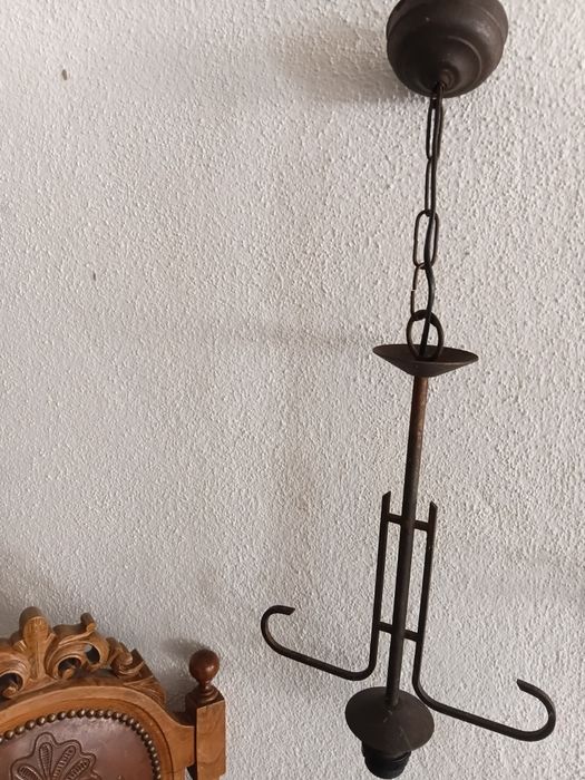 Armadura de suspensão ou lustre antigo estilo medieval.