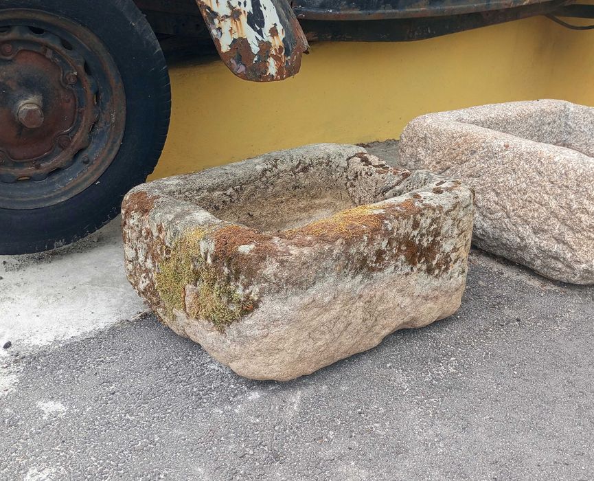 Antiga pia em pedra (60 x 52 x 29 cm)